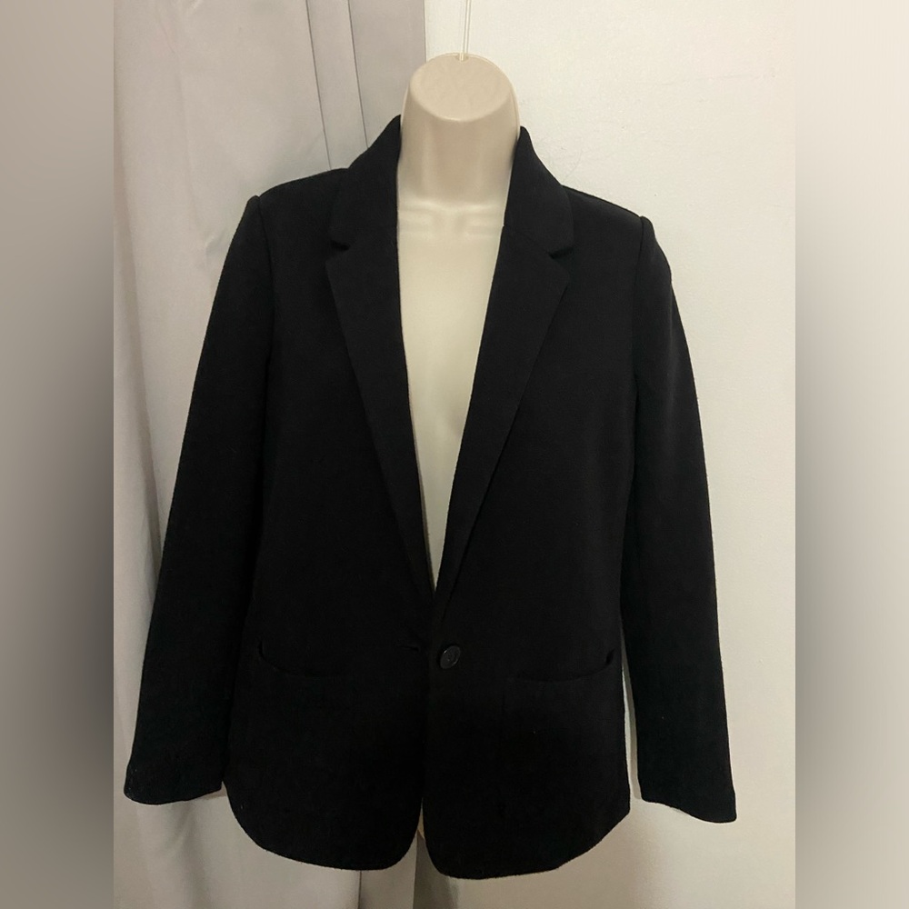Black blazer. Lucky brand. Like new. Very warm.
